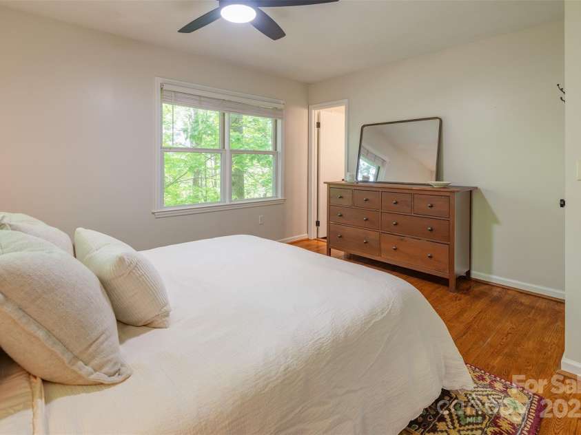 14 Parkview Drive, Asheville, NC 28805.  MLS# CAR4245695, YatesRealty ID 13070. 