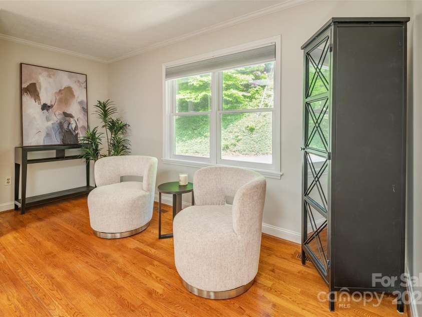 14 Parkview Drive, Asheville, NC 28805.  MLS# CAR4245695, YatesRealty ID 13070. Cozy foyer area great for reading nook