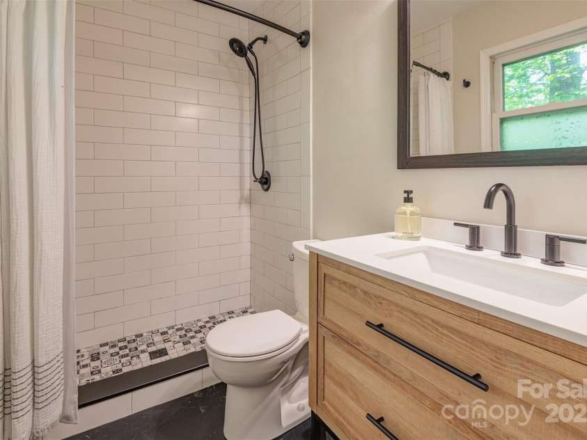 14 Parkview Drive, Asheville, NC 28805.  MLS# CAR4245695, YatesRealty ID 13070. New renovated primary bathroom