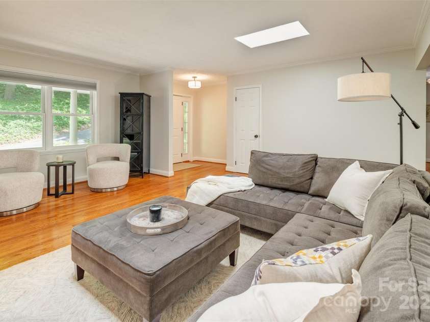 14 Parkview Drive, Asheville, NC 28805.  MLS# CAR4245695, YatesRealty ID 13070. Plentiful natural light in the living room
