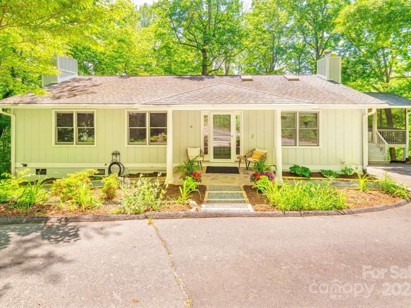 14 Parkview Drive, Asheville, NC 28805.  MLS# CAR4245695, YatesRealty ID 13070. Welcome to 14 Parkview Drive in Happy Valley!