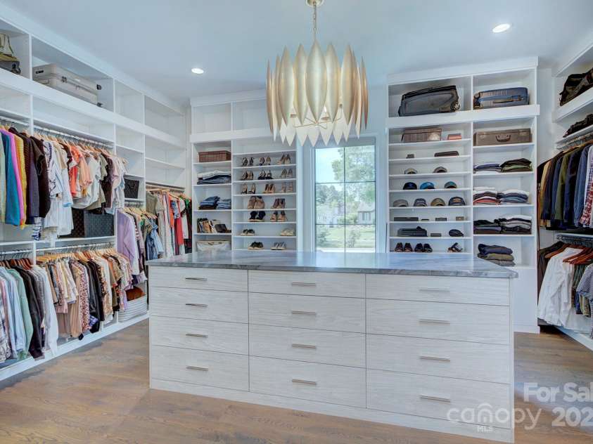 1919 Shoreham Drive, Charlotte, NC 28211.  MLS# CAR4250427, YatesRealty ID 13071. 