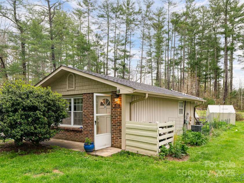 621 Price Road, Hendersonville, NC 28739.  MLS# CAR4245702, YatesRealty ID 13072. 