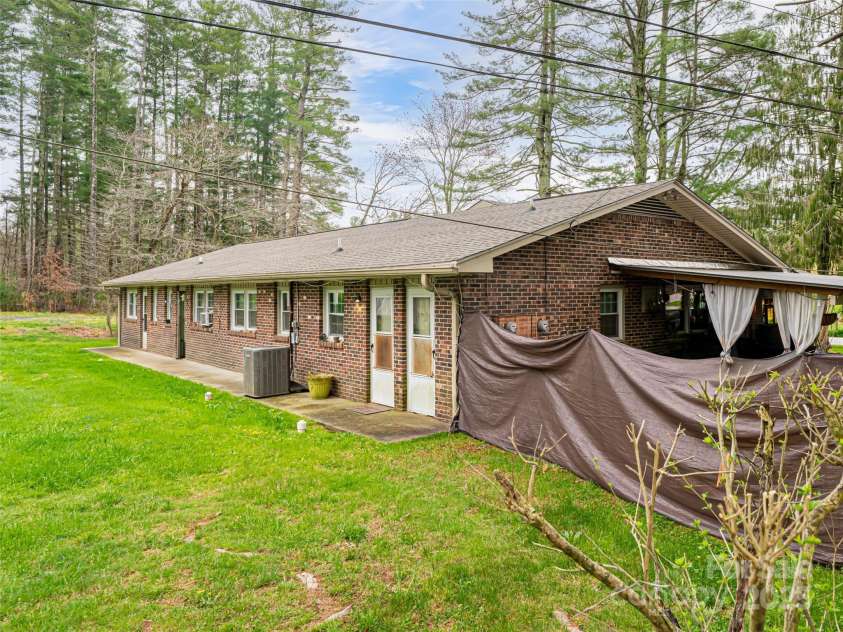 621 Price Road, Hendersonville, NC 28739.  MLS# CAR4245702, YatesRealty ID 13072. 