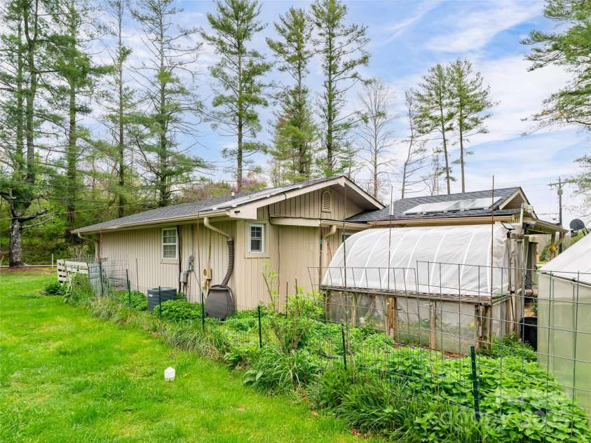 621 Price Road, Hendersonville, NC 28739.  MLS# CAR4245702, YatesRealty ID 13072. 