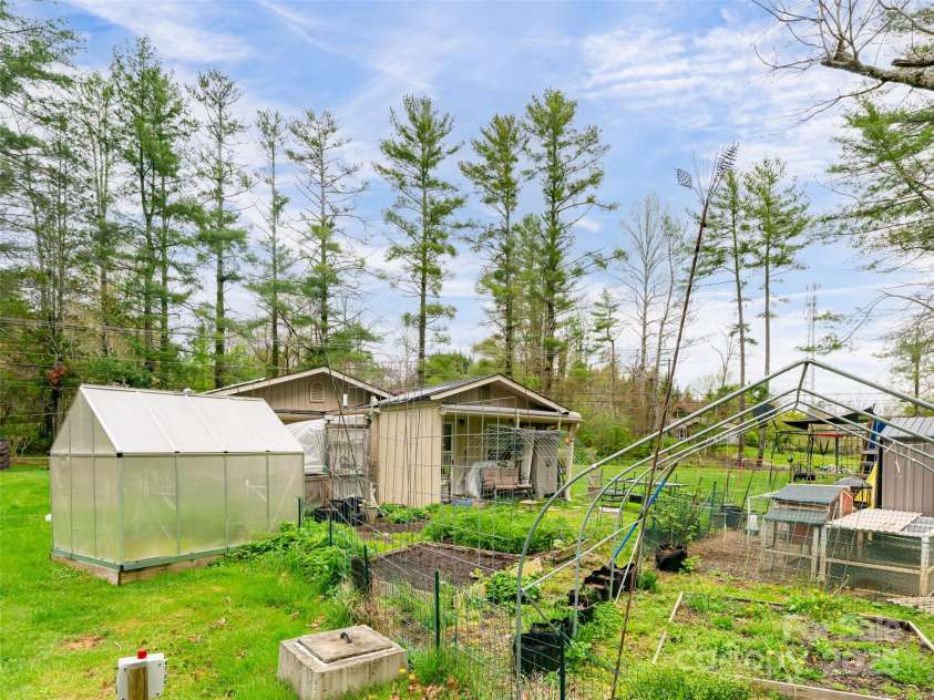 621 Price Road, Hendersonville, NC 28739.  MLS# CAR4245702, YatesRealty ID 13072. 