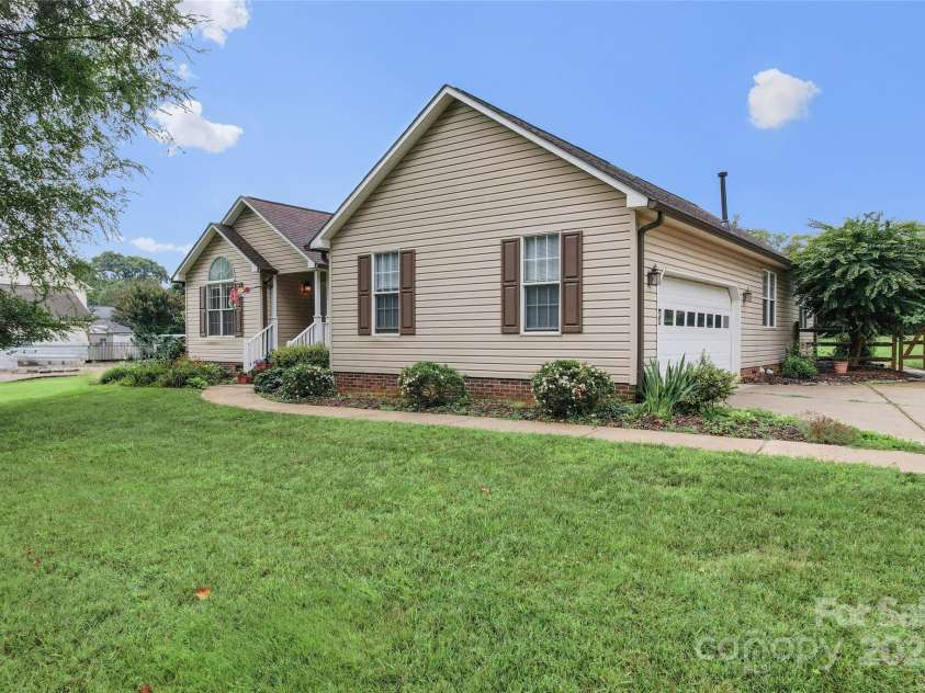 1278 Gracebrook Drive, Salisbury, NC 28147.  MLS# CAR4234224, YatesRealty ID 13077. Charming with the perfect blend of comfort and curb appeal