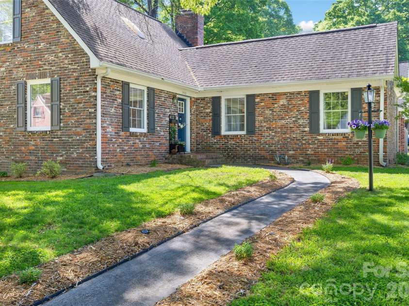 3400 Erinbrook Lane, Charlotte, NC 28215.  MLS# CAR4358096, YatesRealty ID 13080. 