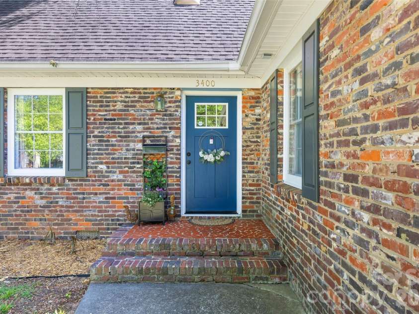 3400 Erinbrook Lane, Charlotte, NC 28215.  MLS# CAR4358096, YatesRealty ID 13080. 