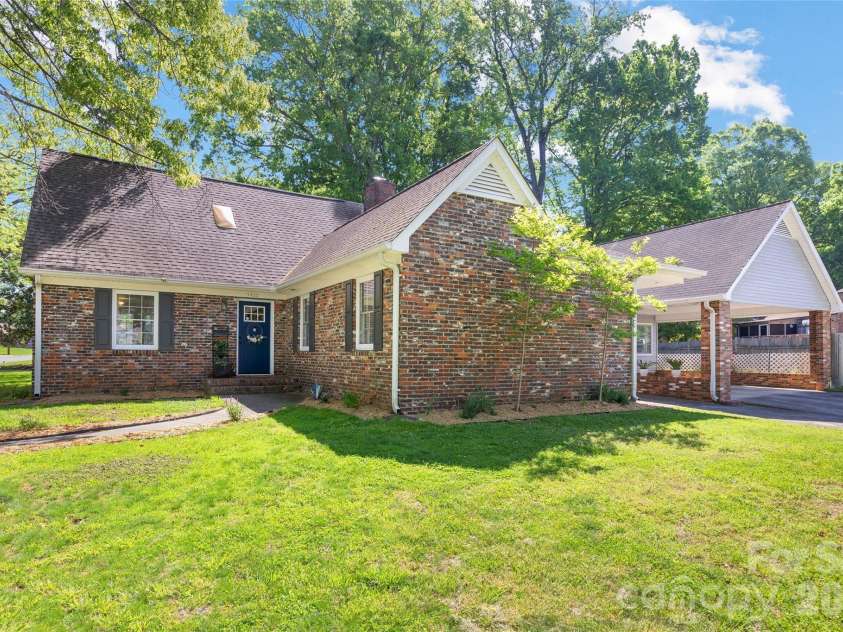 3400 Erinbrook Lane, Charlotte, NC 28215.  MLS# CAR4358096, YatesRealty ID 13080. 