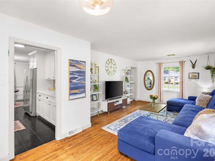 3400 Erinbrook Lane, Charlotte, NC 28215.  MLS# CAR4358096, YatesRealty ID 13080. 