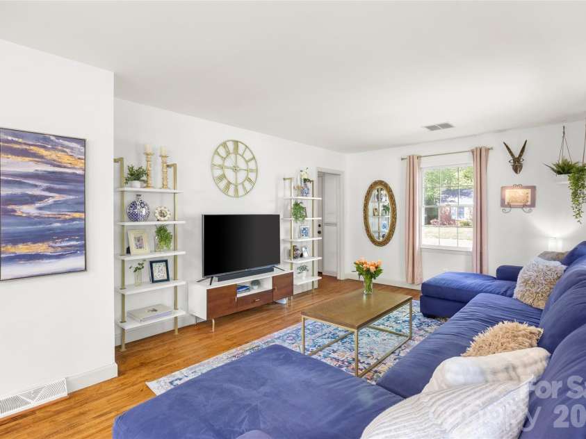 3400 Erinbrook Lane, Charlotte, NC 28215.  MLS# CAR4358096, YatesRealty ID 13080. 