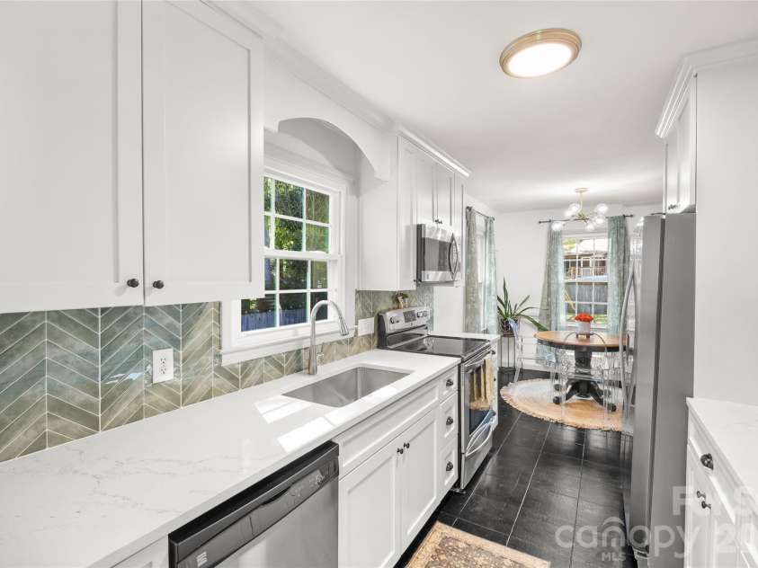 3400 Erinbrook Lane, Charlotte, NC 28215.  MLS# CAR4358096, YatesRealty ID 13080. 