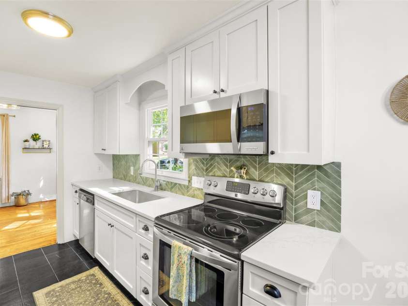 3400 Erinbrook Lane, Charlotte, NC 28215.  MLS# CAR4358096, YatesRealty ID 13080. 