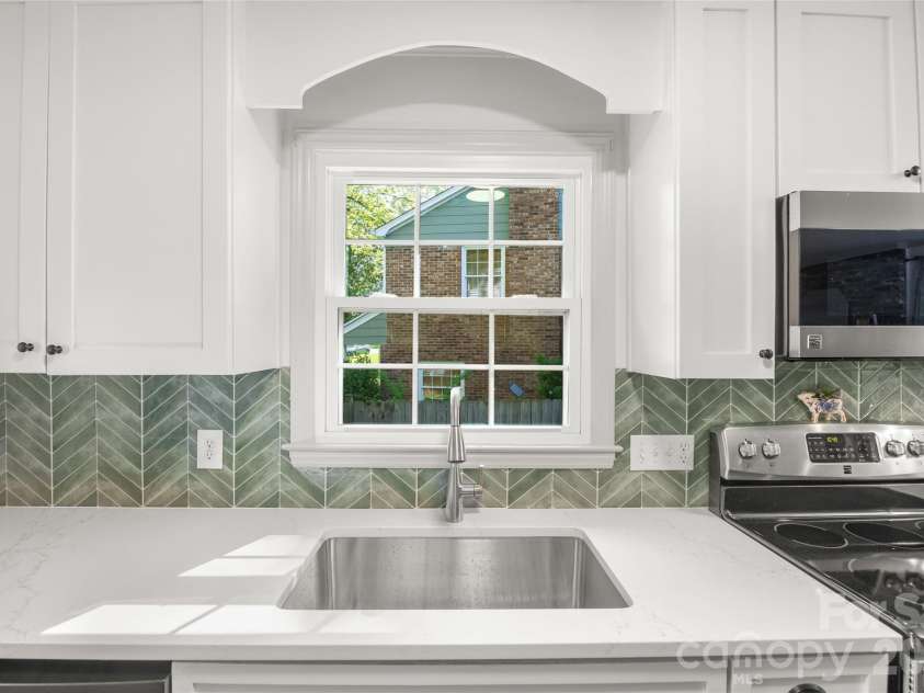 3400 Erinbrook Lane, Charlotte, NC 28215.  MLS# CAR4358096, YatesRealty ID 13080. 