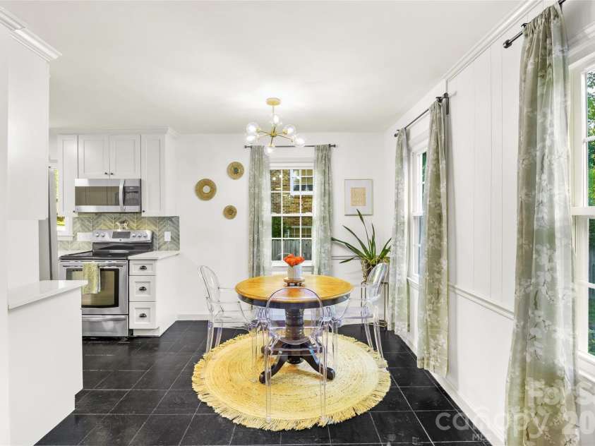 3400 Erinbrook Lane, Charlotte, NC 28215.  MLS# CAR4358096, YatesRealty ID 13080. 