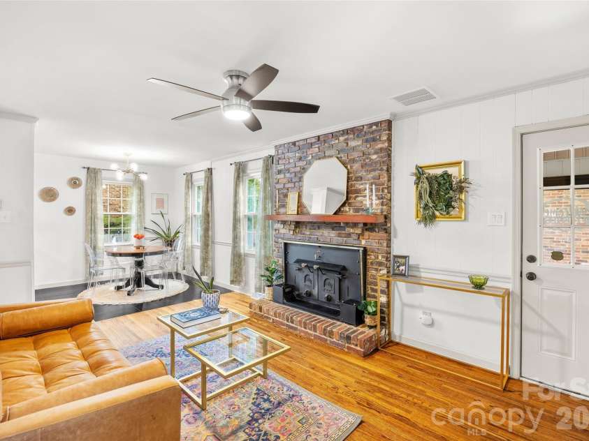 3400 Erinbrook Lane, Charlotte, NC 28215.  MLS# CAR4358096, YatesRealty ID 13080. 