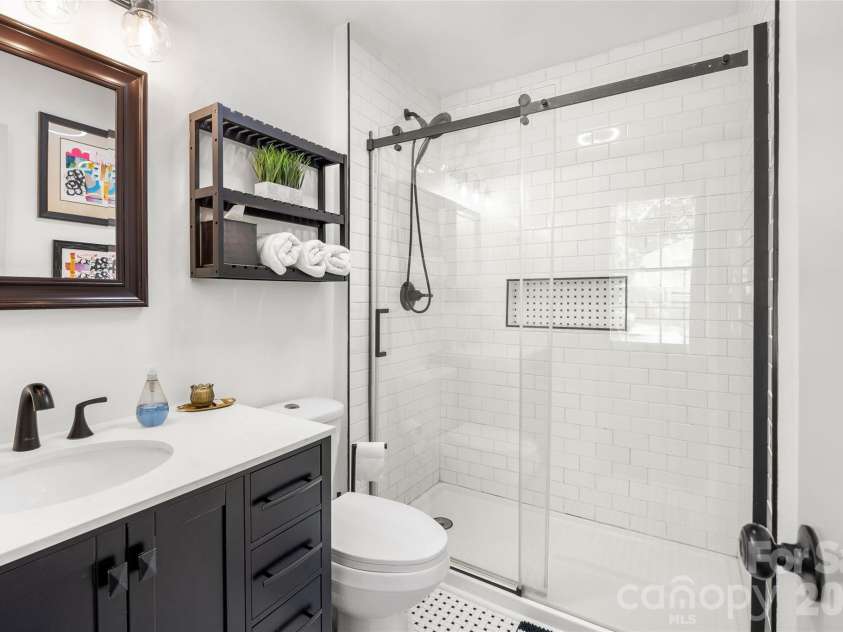 3400 Erinbrook Lane, Charlotte, NC 28215.  MLS# CAR4358096, YatesRealty ID 13080. 