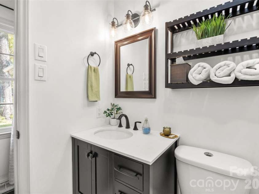3400 Erinbrook Lane, Charlotte, NC 28215.  MLS# CAR4358096, YatesRealty ID 13080. 