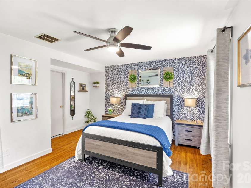 3400 Erinbrook Lane, Charlotte, NC 28215.  MLS# CAR4358096, YatesRealty ID 13080. 