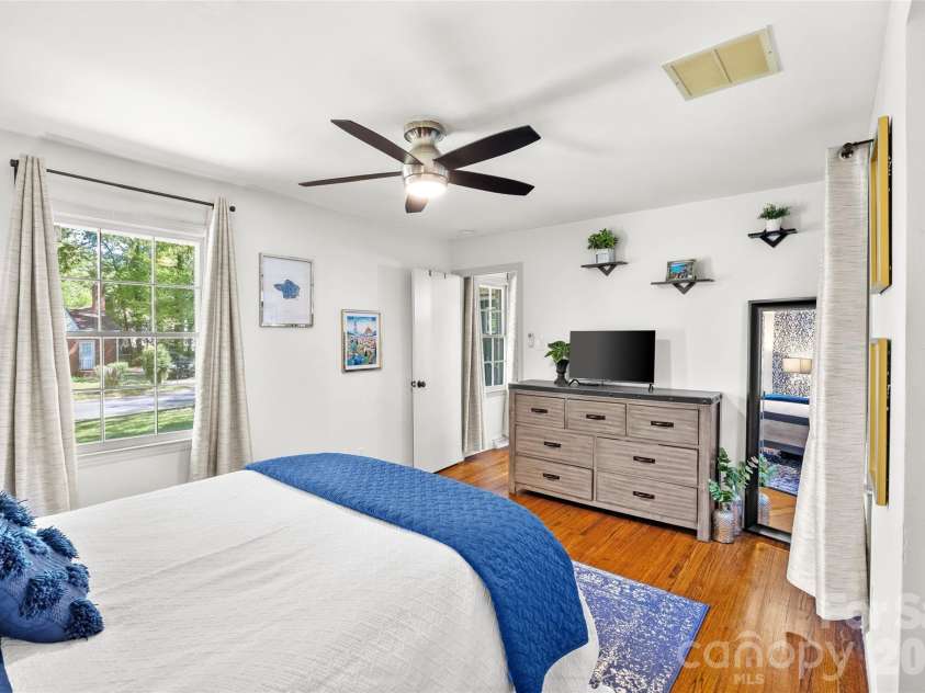 3400 Erinbrook Lane, Charlotte, NC 28215.  MLS# CAR4358096, YatesRealty ID 13080. 
