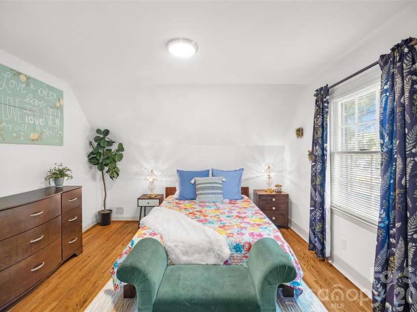 3400 Erinbrook Lane, Charlotte, NC 28215.  MLS# CAR4358096, YatesRealty ID 13080. 