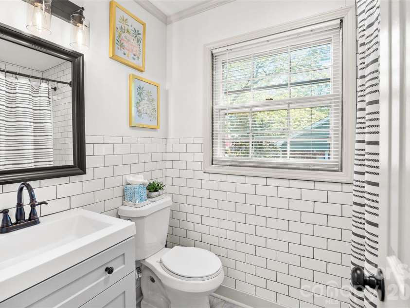 3400 Erinbrook Lane, Charlotte, NC 28215.  MLS# CAR4358096, YatesRealty ID 13080. 