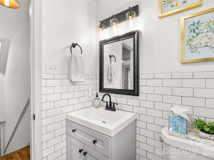 3400 Erinbrook Lane, Charlotte, NC 28215.  MLS# CAR4358096, YatesRealty ID 13080. 