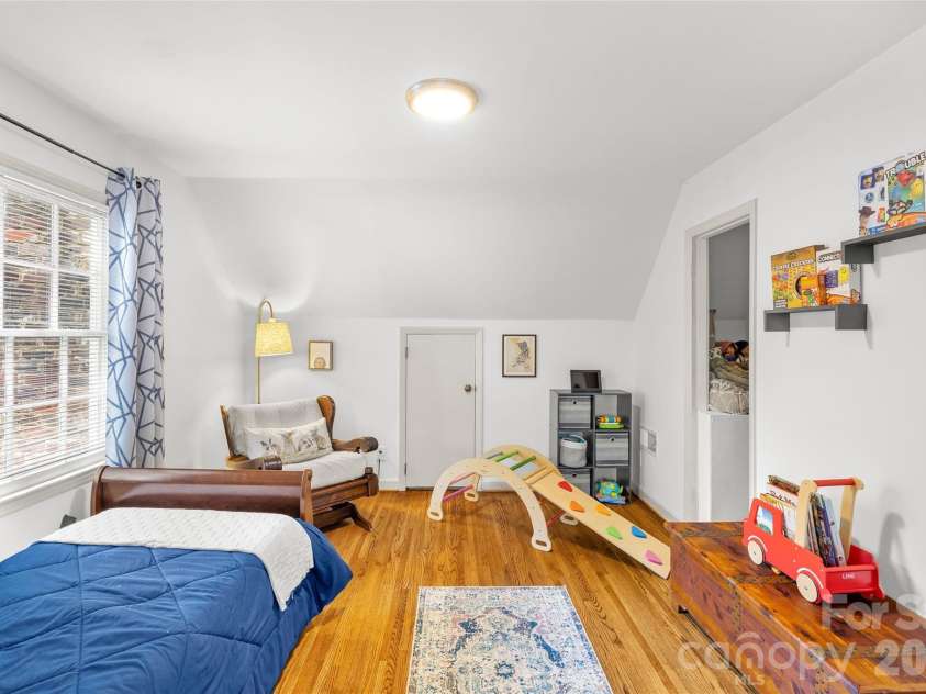 3400 Erinbrook Lane, Charlotte, NC 28215.  MLS# CAR4358096, YatesRealty ID 13080. 