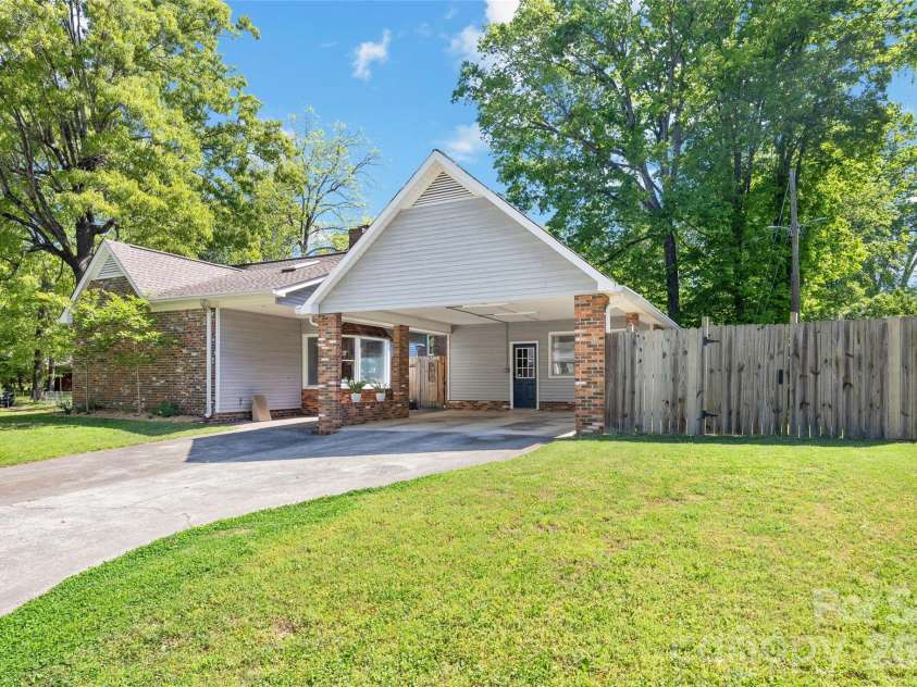 3400 Erinbrook Lane, Charlotte, NC 28215.  MLS# CAR4358096, YatesRealty ID 13080. 