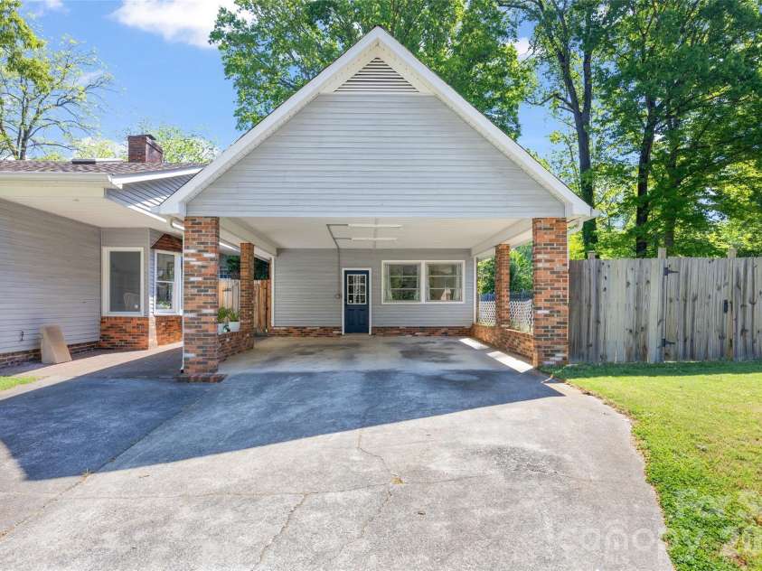 3400 Erinbrook Lane, Charlotte, NC 28215.  MLS# CAR4358096, YatesRealty ID 13080. 