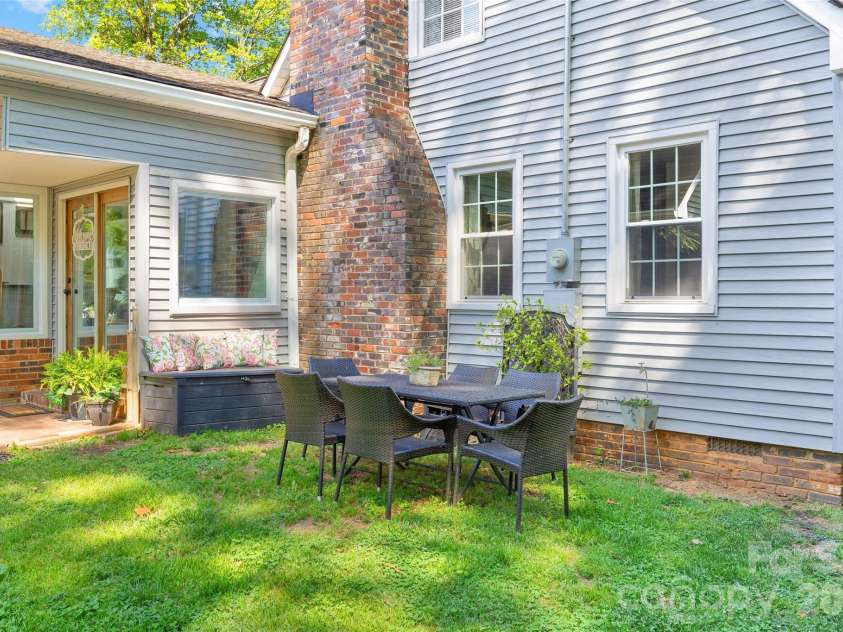 3400 Erinbrook Lane, Charlotte, NC 28215.  MLS# CAR4358096, YatesRealty ID 13080. 
