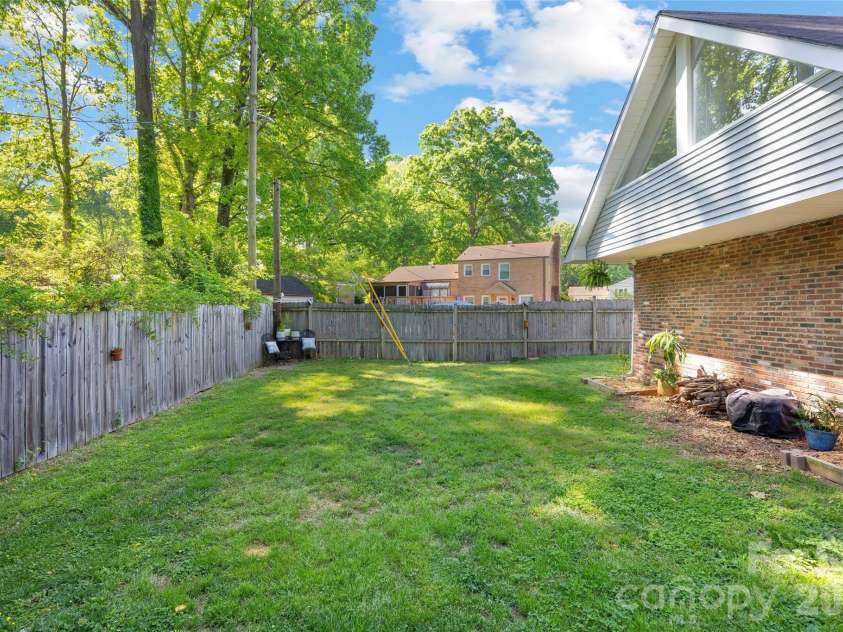 3400 Erinbrook Lane, Charlotte, NC 28215.  MLS# CAR4358096, YatesRealty ID 13080. 