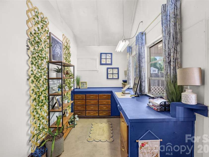 3400 Erinbrook Lane, Charlotte, NC 28215.  MLS# CAR4358096, YatesRealty ID 13080. Garage workroom