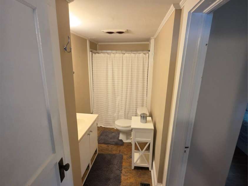 608 Poplar Avenue, Kannapolis, NC 28081.  MLS# CAR4367579, YatesRealty ID 13083. Bathroom.