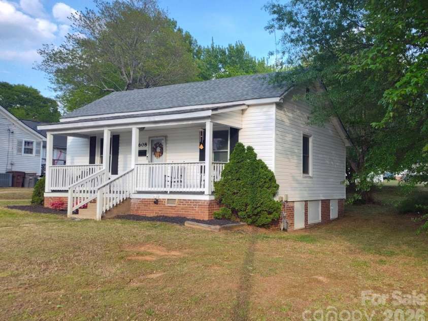 608 Poplar Avenue, Kannapolis, NC 28081.  MLS# CAR4367579, YatesRealty ID 13083. Home, looking up the side yard.