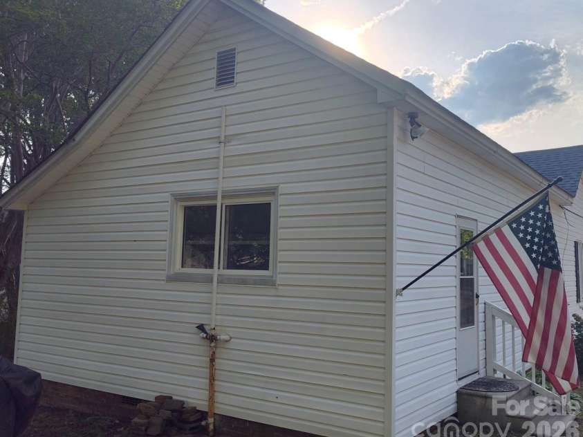 608 Poplar Avenue, Kannapolis, NC 28081.  MLS# CAR4367579, YatesRealty ID 13083. Side entrance.