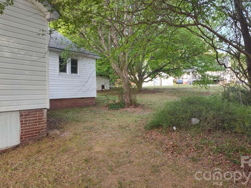 608 Poplar Avenue, Kannapolis, NC 28081.  MLS# CAR4367579, YatesRealty ID 13083. Side Yard.