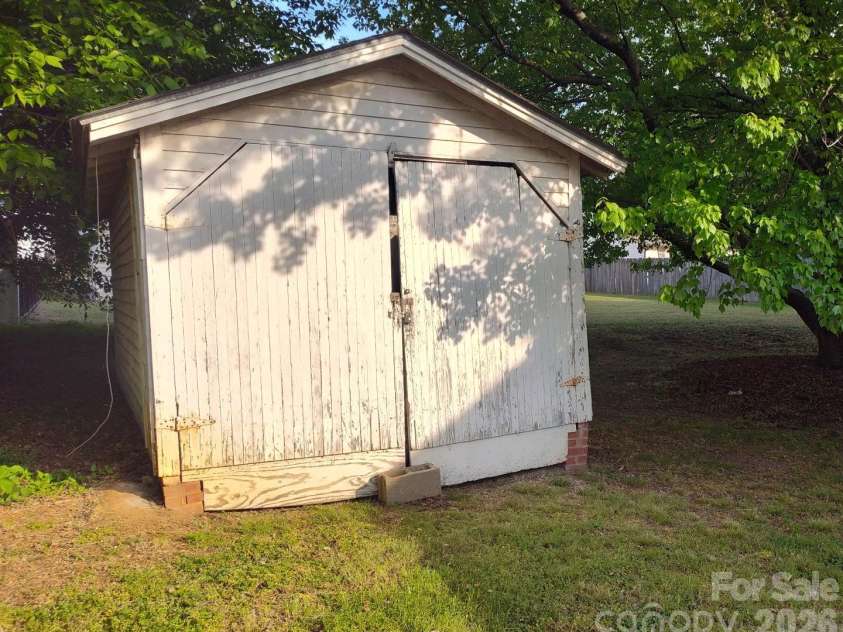 608 Poplar Avenue, Kannapolis, NC 28081.  MLS# CAR4367579, YatesRealty ID 13083. Single car garage for storage.