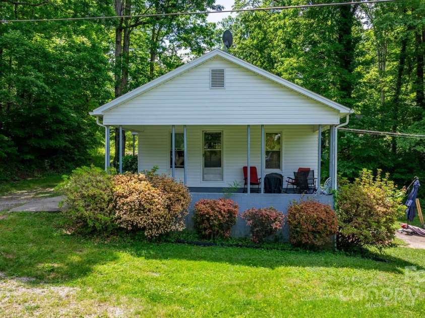715 Broadway Street, Lenoir, NC 28645.  MLS# CAR4257459, YatesRealty ID 13084. 
