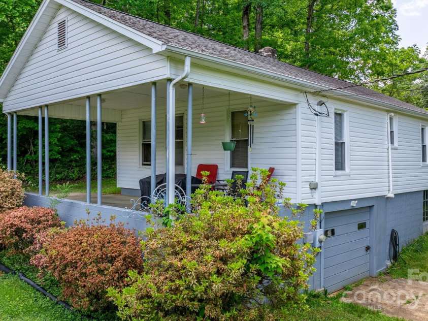 715 Broadway Street, Lenoir, NC 28645.  MLS# CAR4257459, YatesRealty ID 13084. 