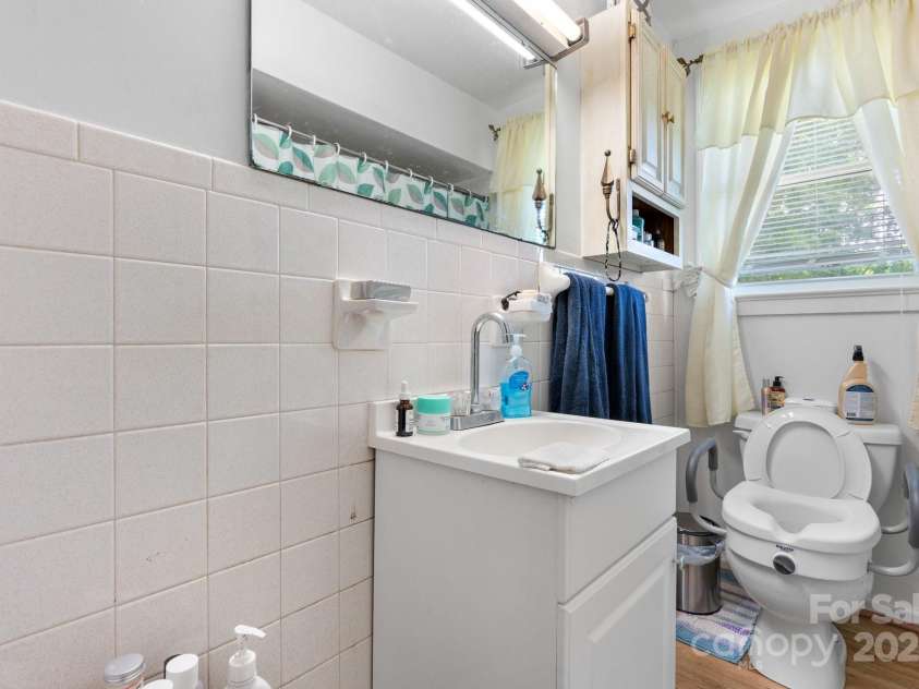 715 Broadway Street, Lenoir, NC 28645.  MLS# CAR4257459, YatesRealty ID 13084. 