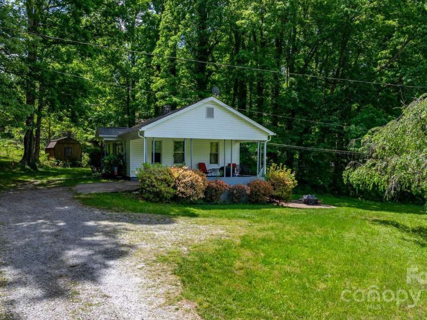 715 Broadway Street, Lenoir, NC 28645.  MLS# CAR4257459, YatesRealty ID 13084. 