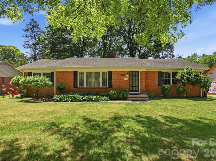 810 Brockbank Road, Charlotte, NC 28209.  MLS# CAR4370864, YatesRealty ID 13087. 