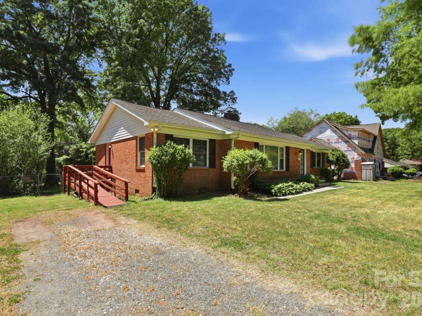 810 Brockbank Road, Charlotte, NC 28209.  MLS# CAR4370864, YatesRealty ID 13087. 