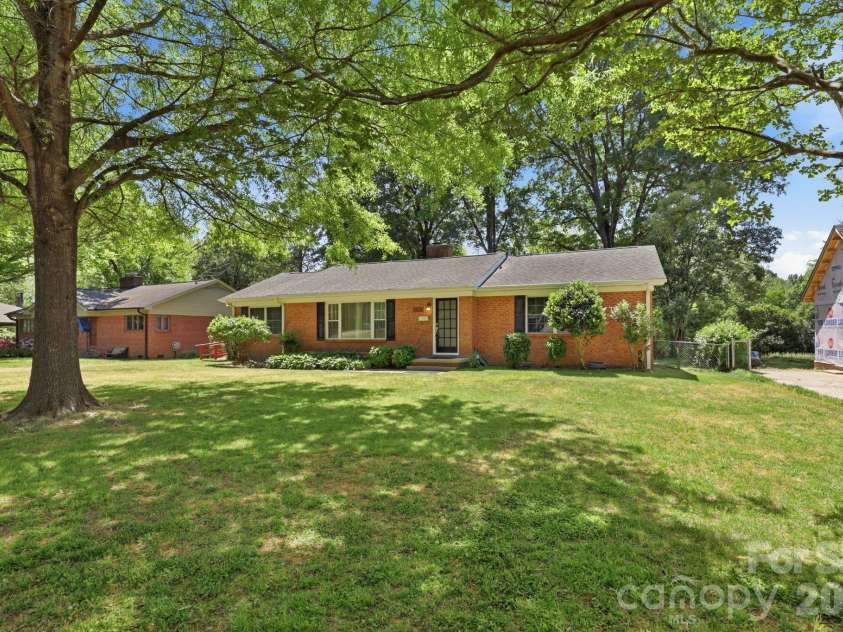 810 Brockbank Road, Charlotte, NC 28209.  MLS# CAR4370864, YatesRealty ID 13087. 