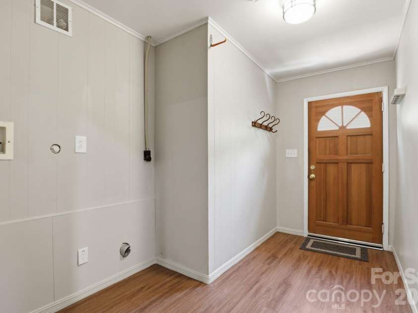 810 Brockbank Road, Charlotte, NC 28209.  MLS# CAR4370864, YatesRealty ID 13087. 