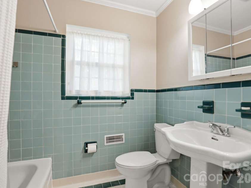 810 Brockbank Road, Charlotte, NC 28209.  MLS# CAR4370864, YatesRealty ID 13087. 