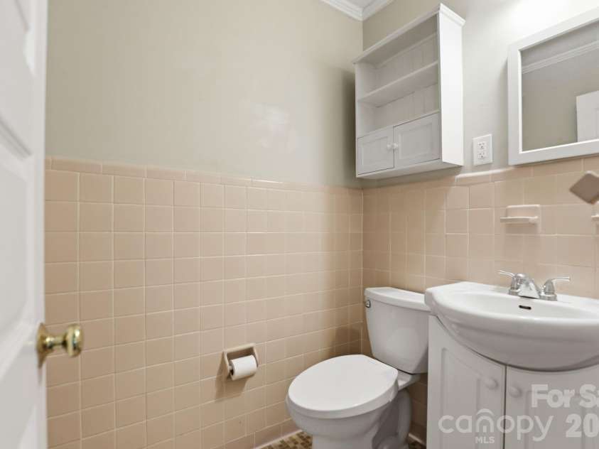 810 Brockbank Road, Charlotte, NC 28209.  MLS# CAR4370864, YatesRealty ID 13087. 