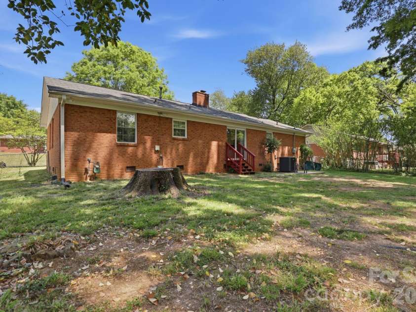 810 Brockbank Road, Charlotte, NC 28209.  MLS# CAR4370864, YatesRealty ID 13087. 